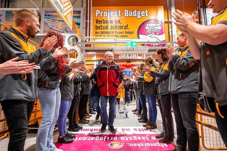 Klant wordt met applaus begroet in de Hornbach bouwmarkt