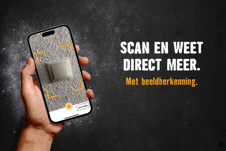 Een smartphone scant een lichtschakelaar op een muur; scan voor meer informatie.