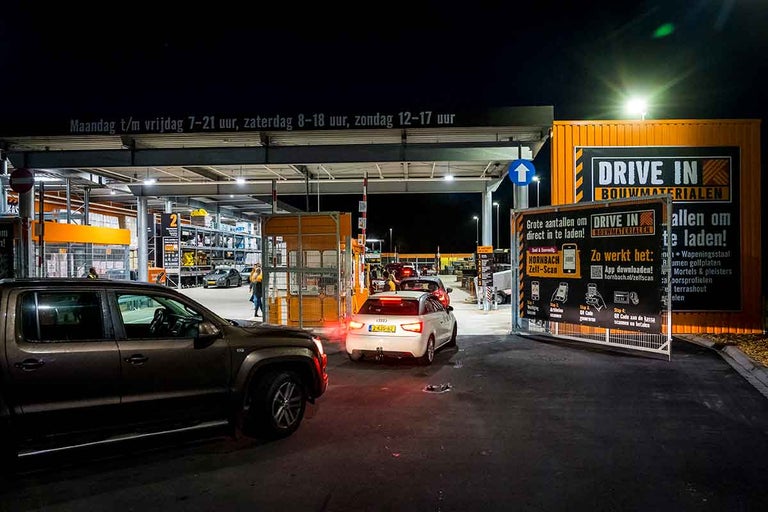 Hornbach Drive-In bouwmaterialencentrum met wachtende auto's in de nacht.