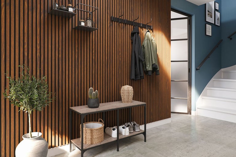 Entree met houten lambrisering, wandtafel, kapstok en trap