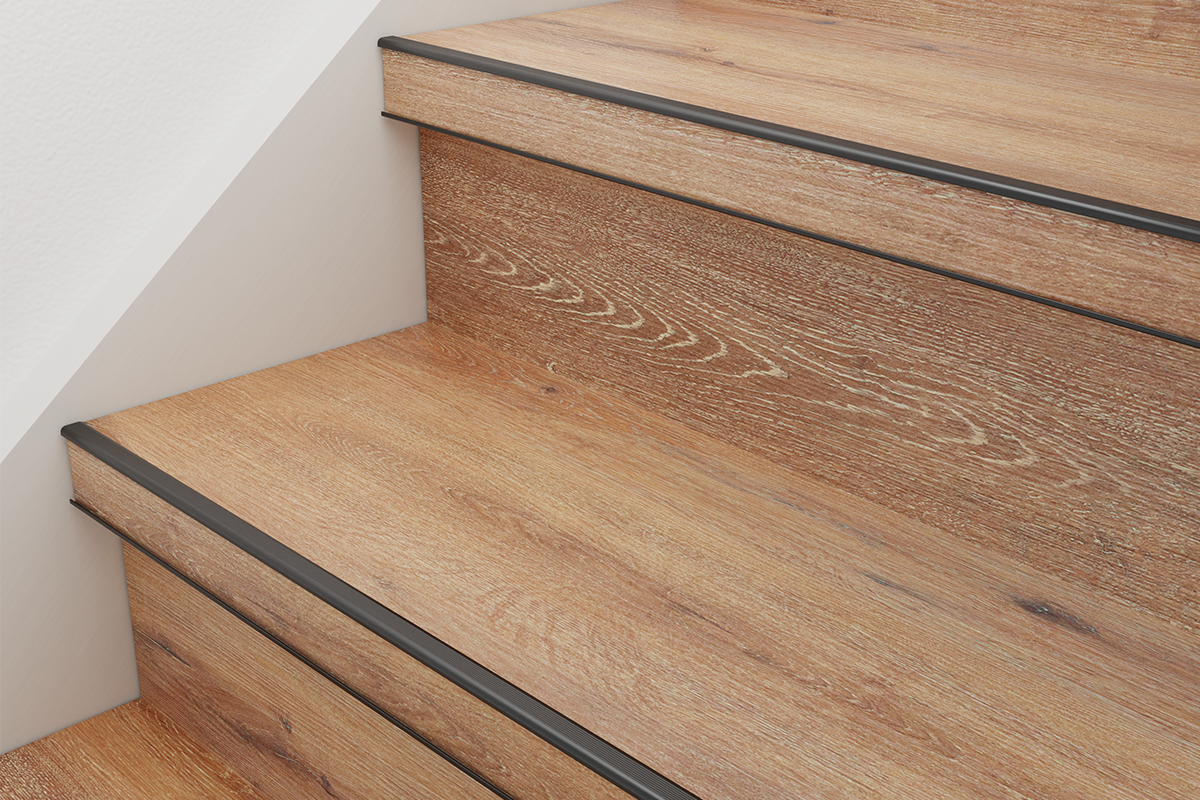 Traprenovatie met trapkantprofielen op treden met houtlook.