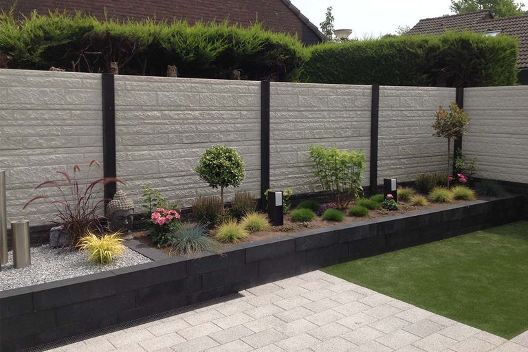 Tuinafscheiding met betonlook en beplante border