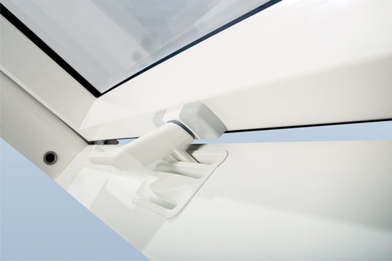 Detailaanzicht van een dakraam met handgreep