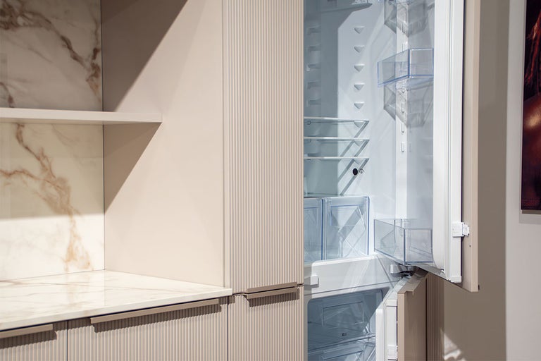 Geopende koelkast in keuken met planken