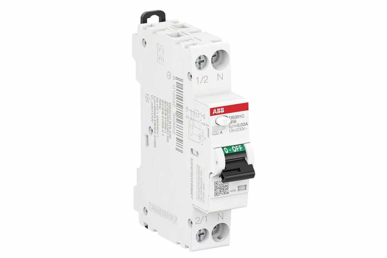 Een ABB aardlekschakelaar voor montage op een DIN rail voor elektrische beveiliging.