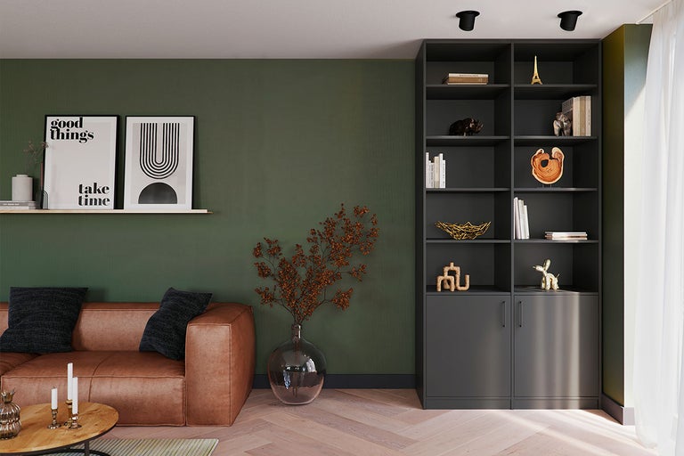 Woonkamer met bank, boekenkast en decoratie