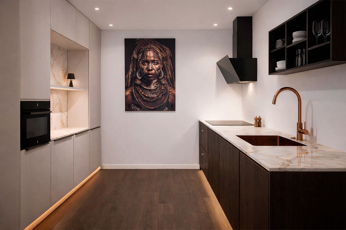 Moderne keuken met keukenkasten, afzuigkap, spoelbak en werkblad.