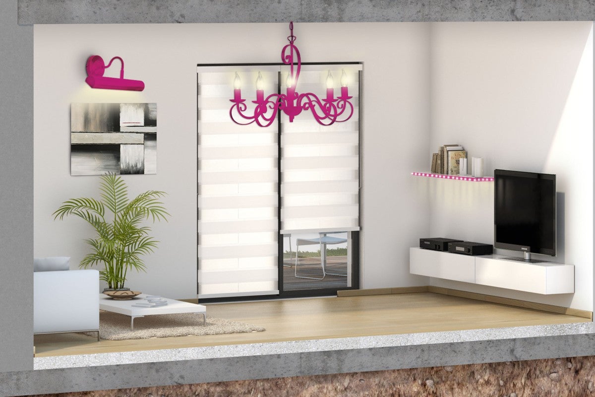 Moderne woonkamer met hanglamp, plisséraam, wandlamp en decoraties
