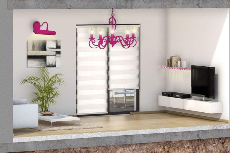 Moderne woonkamer met hanglamp, plisséraam, wandlamp en decoraties