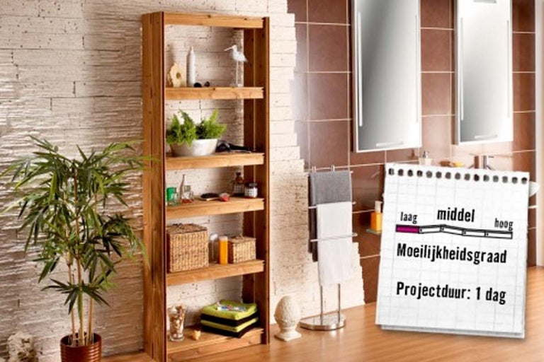 Badkamer met houten rek, spiegels en decoraties