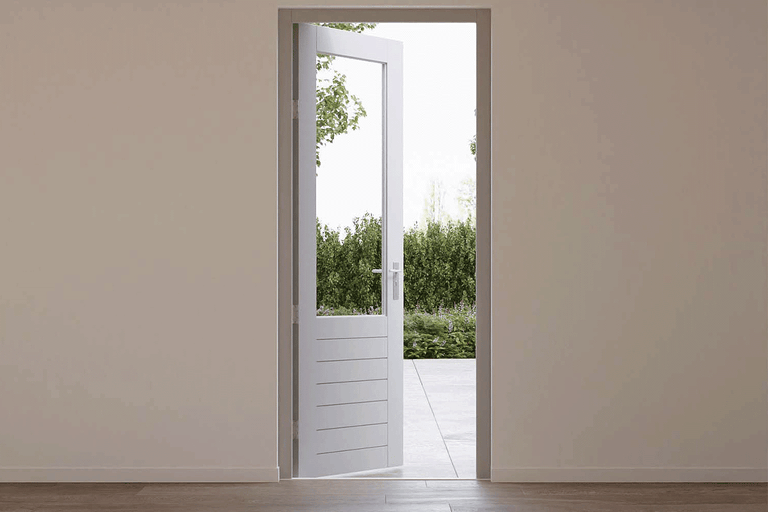 Geopende witte terrasdeur met glazen inzetstuk en uitzicht op de tuin