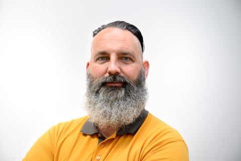 Portret van een man met baard en poloshirt