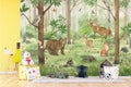 Behang met bosmotief en dieren in een kinderkamer met speels interieur