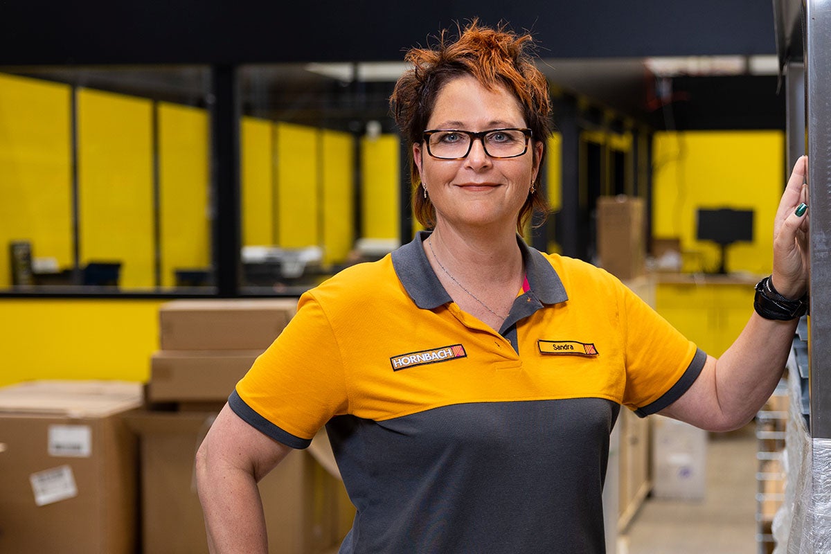 Een Hornbach medewerkster in werkkleding.