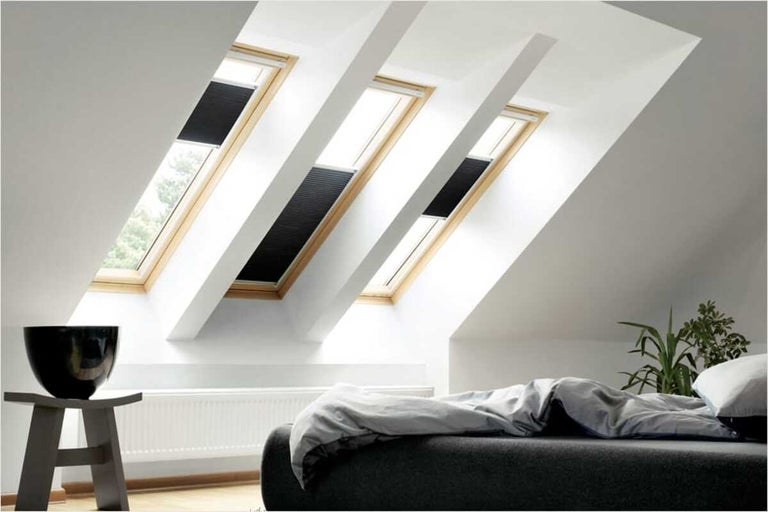 Zolderkamer met dakramen en plisségordijnen voor verduistering