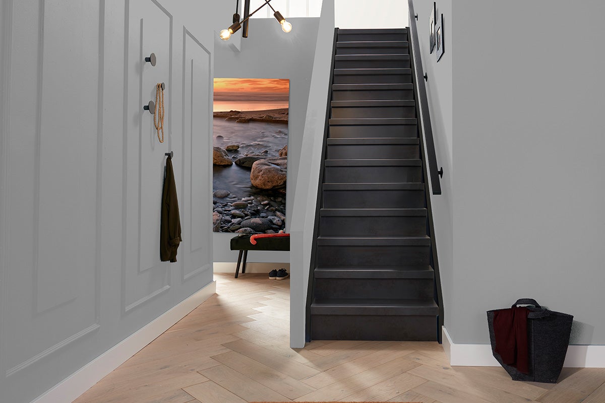 Hal met trap, wandhaken en decoratie