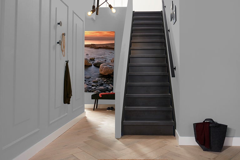 Hal met trap, wandhaken en decoratie