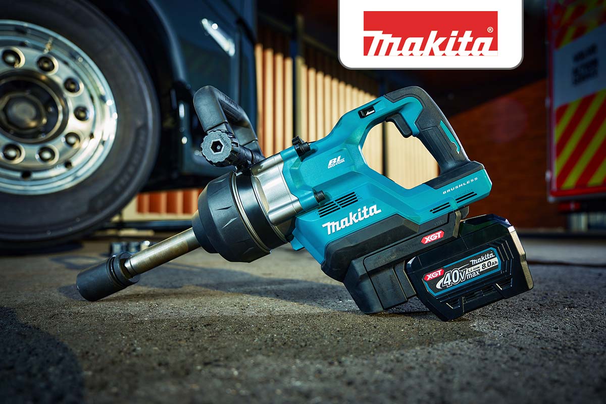 Makita doorslijpmachine met doorslijpschijf op straatstenen, zand en bouwmarkeringen op de achtergrond. Makita logo.