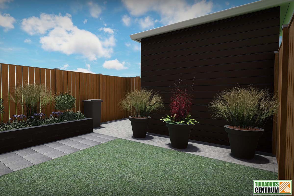 Aangelegde tuin met gazon, houten schutting, plantenbakken en bloempotten