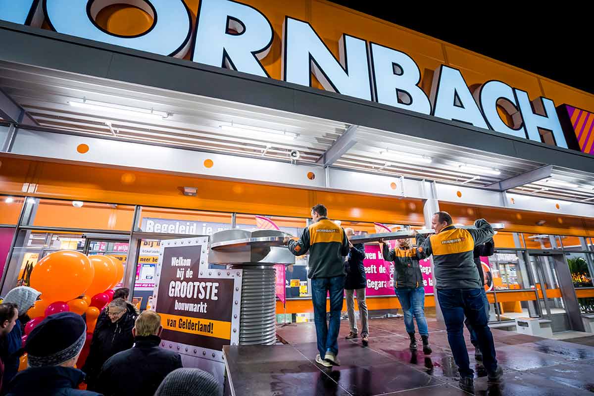 Hornbach bouwmarkt filiaalopening met mensen voor de ingang