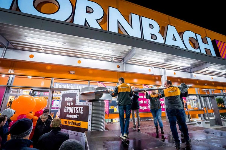 Hornbach bouwmarkt filiaalopening met mensen voor de ingang