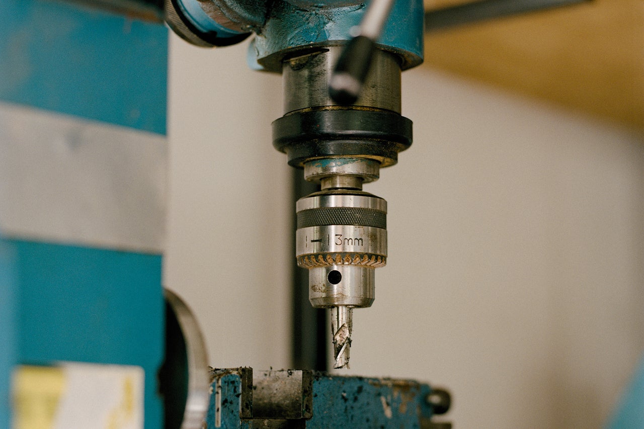 Detailopname van een kolomboormachine met ingeklemde boor