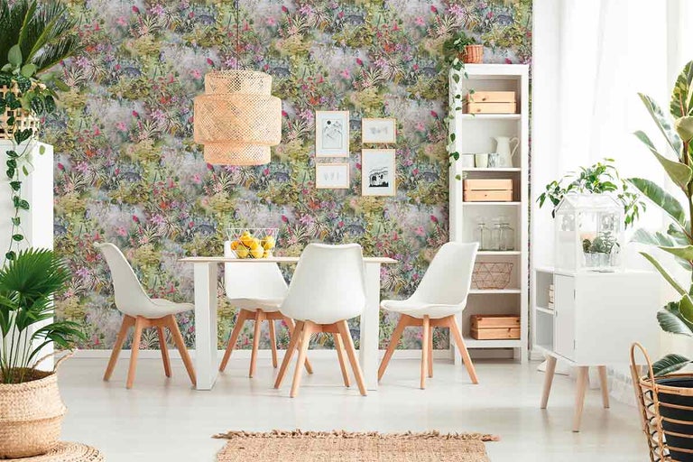 Eetkamer met eettafel, stoelen, rek en decoratie voor een gestreept behang.