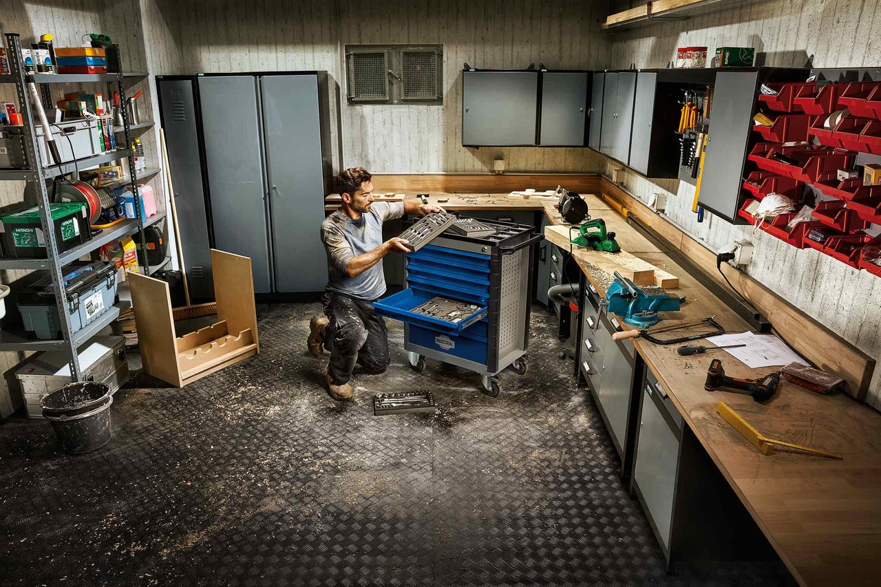 Werkplaats met gereedschapswagen, werkbank en gereedschap.