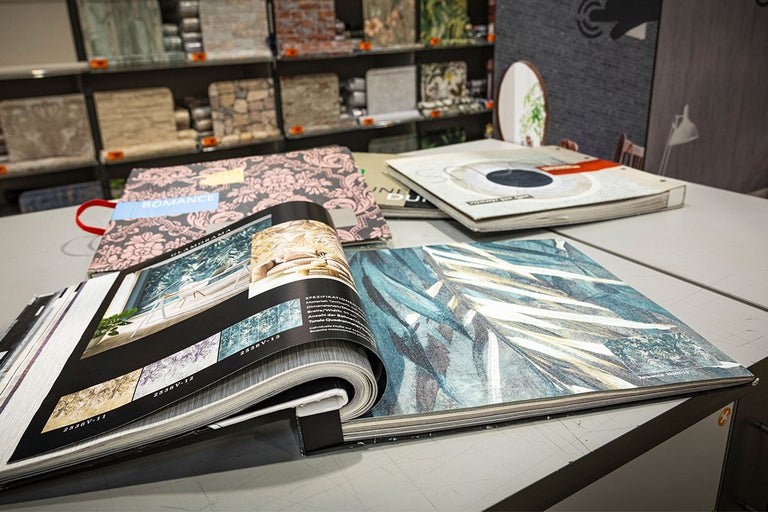 Selectie van behangstalen in catalogi om te bekijken