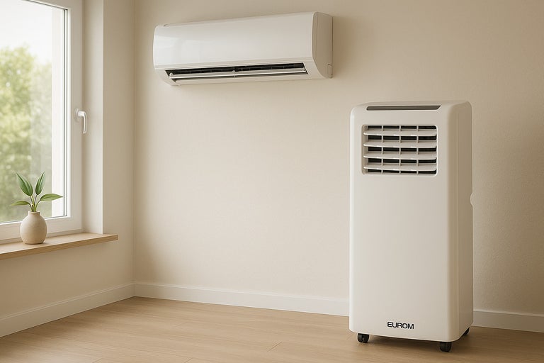 Kamerbeeld met split airconditioner aan de muur en mobiele airconditioner van Eurom