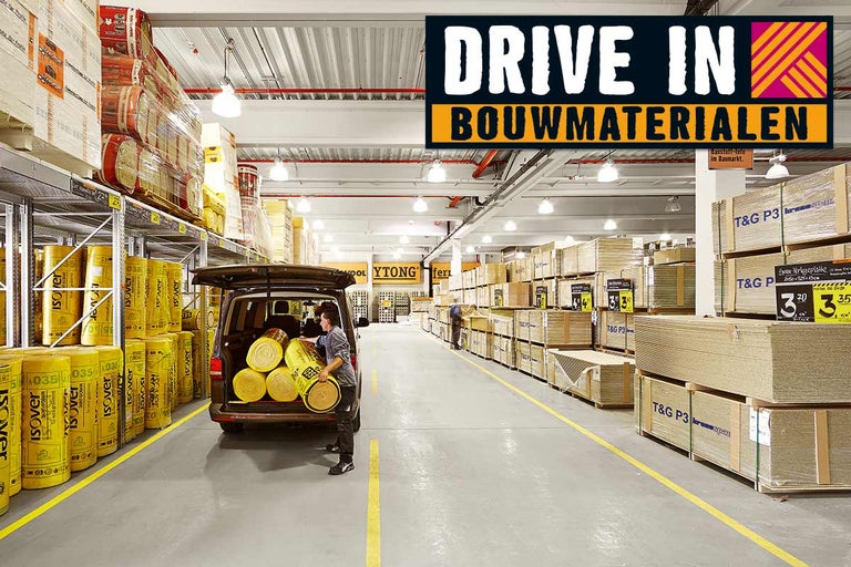 Afbeelding van een Hornbach bouwmarkt Drive-In met bouwmaterialen en een klant die isolatiemateriaal in zijn auto laadt