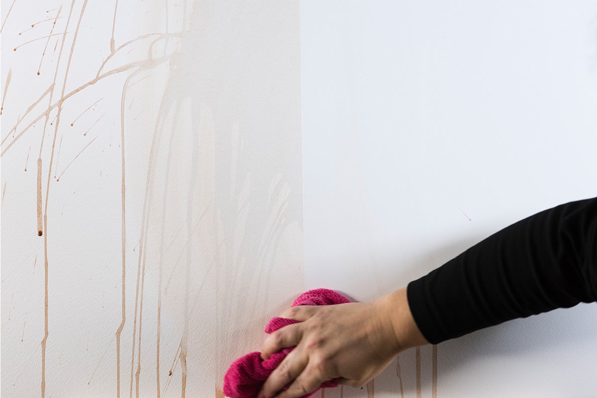 Reiniging van een vervuilde wand met een doek