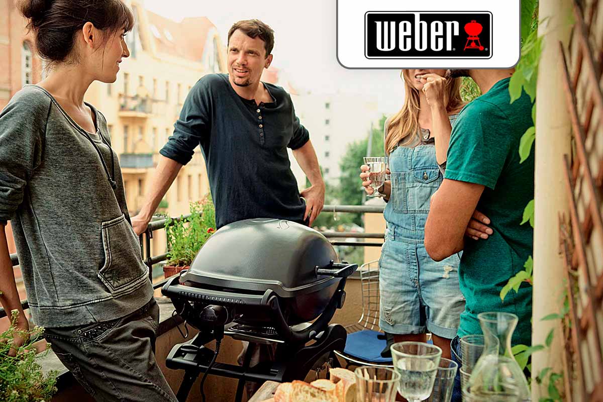 Scene met een groep mensen verzameld rond een Weber barbecue op een balkon, met het Weber logo in beeld.