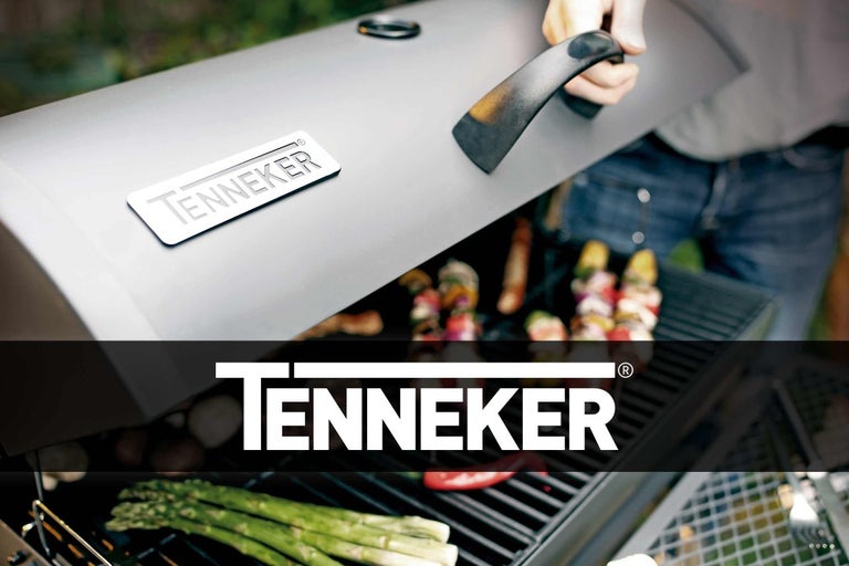 Persoon opent barbecue met barbecuegerechten van Tenneker