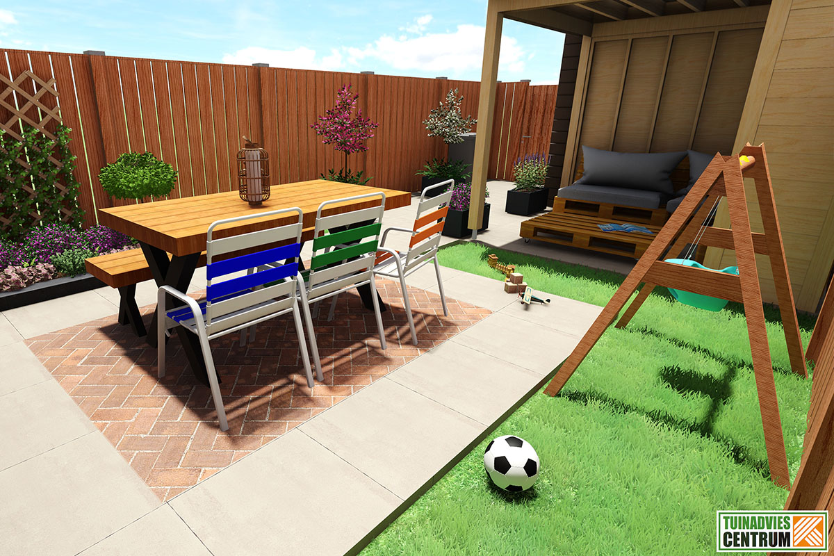 Tuin met houten schutting, tuintafel, stoelen, schommel en gazon
