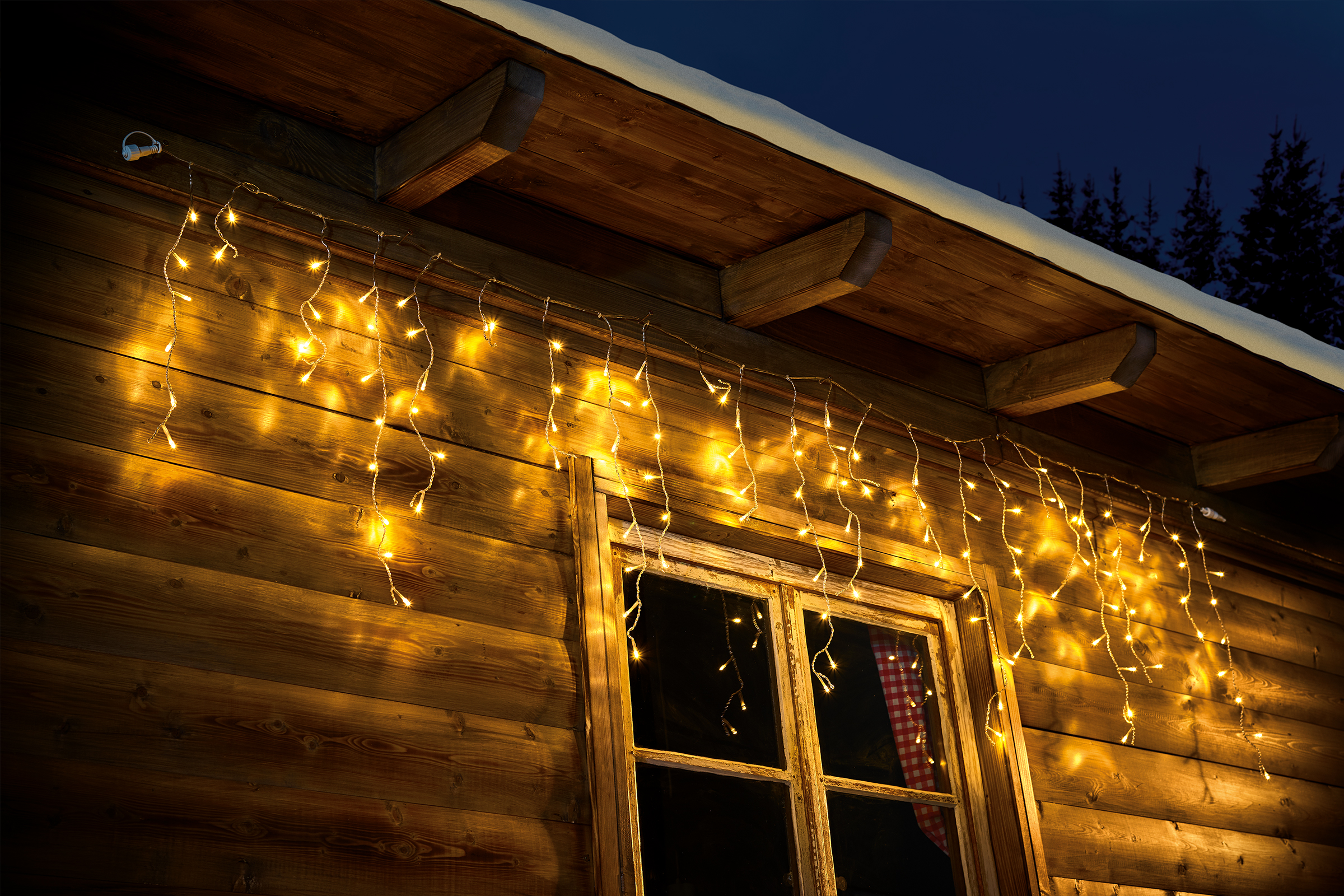 Houten gevel met raam en lichtslinger ter decoratie
