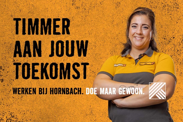 Carrière bij Hornbach: Een lachende medewerkster voor een oranje achtergrond met de tekst 'Timmer aan jouw toekomst. Werken bij Hornbach. Doe maar gewoon.'