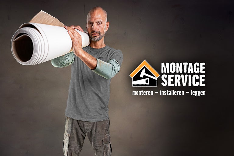 Een man draagt een opgerolde vloerbedekking over zijn schouder, met daarnaast het logo van de montageservice van Hornbach.