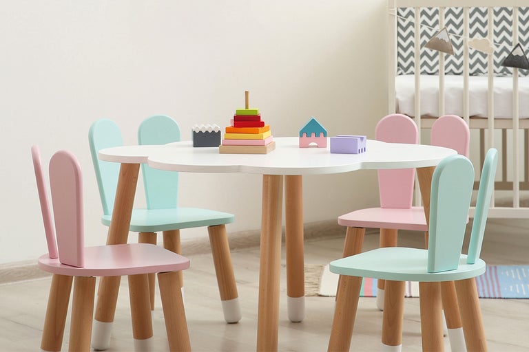 Kinderzitgroep met bloemvormige tafel en vier stoelen in de kinderkamer.