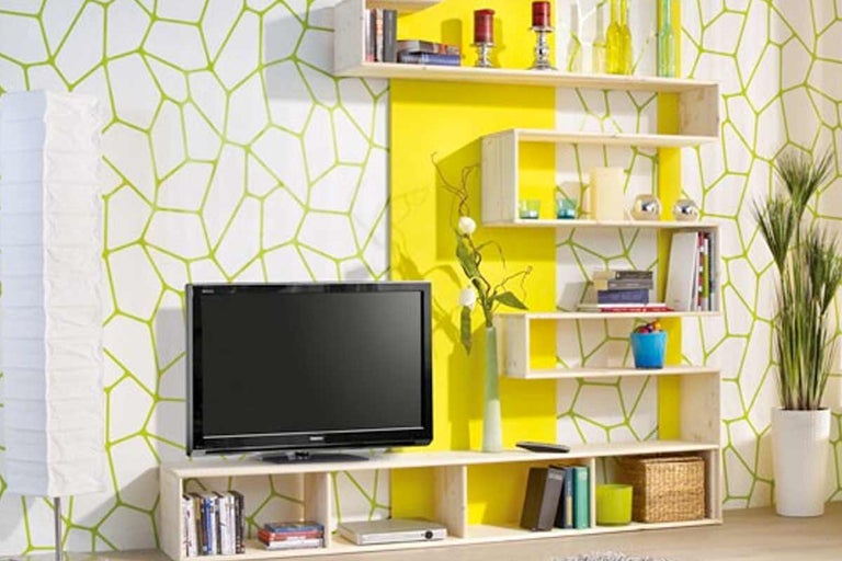 Woonkamer met televisie, rekken en decoratieve wand