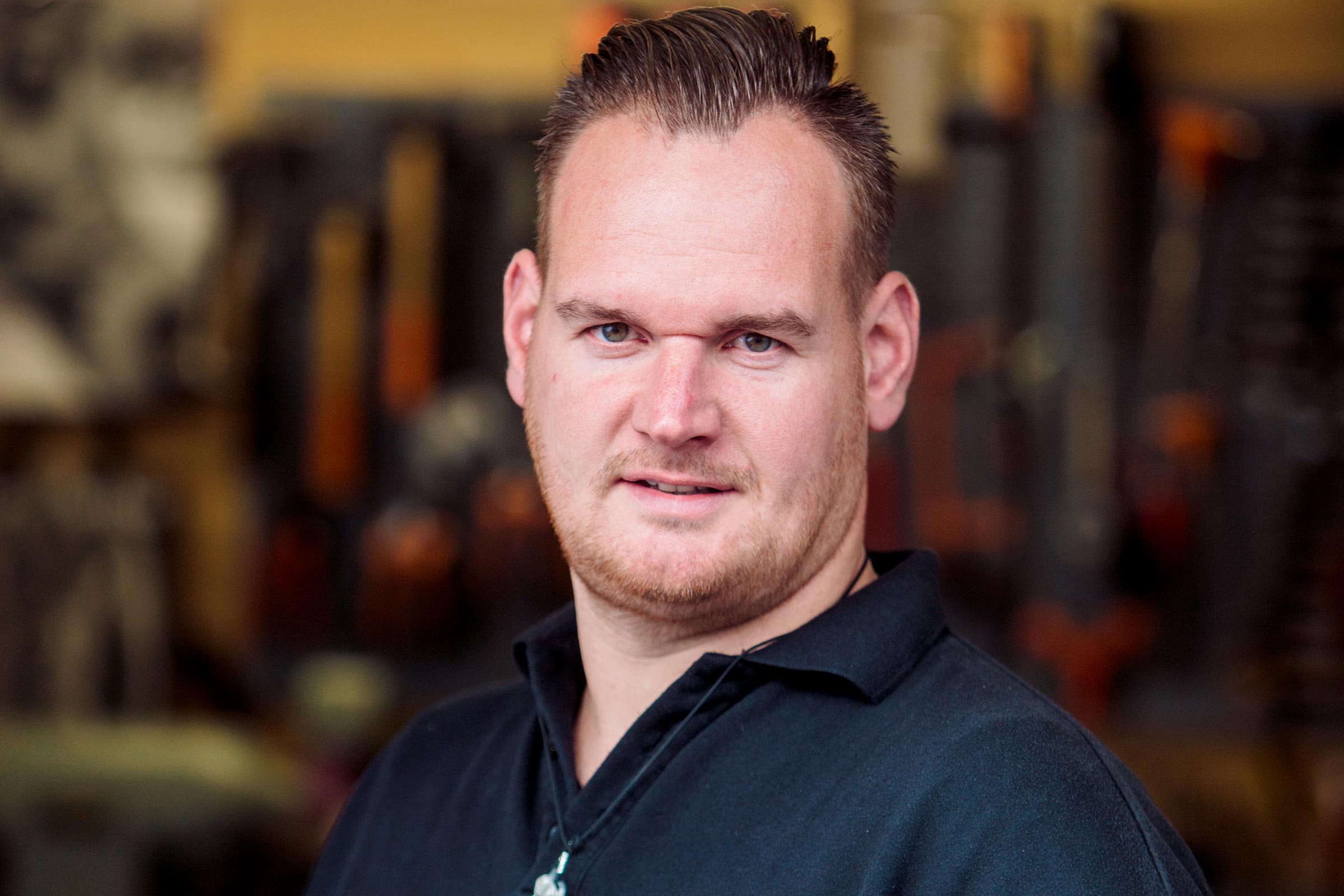 Portret van een man voor gereedschap