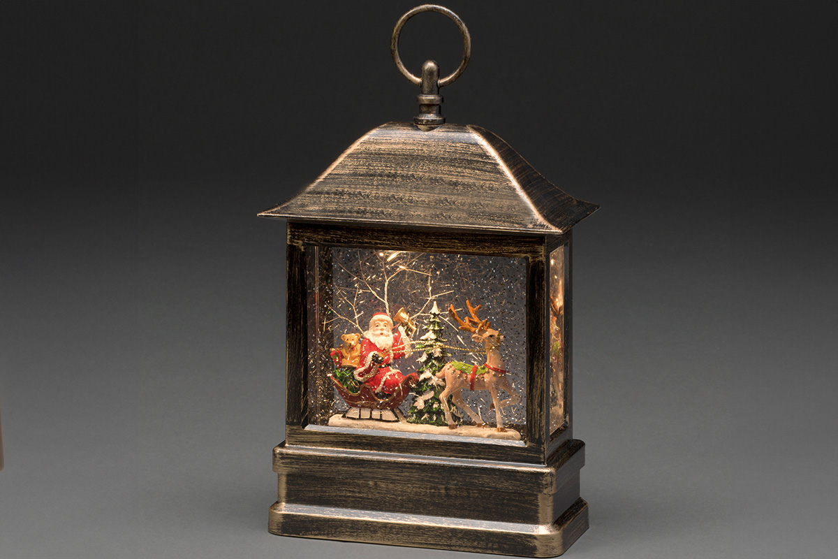 Decoratieve lantaarn met kerstman, rendier en kerstboom