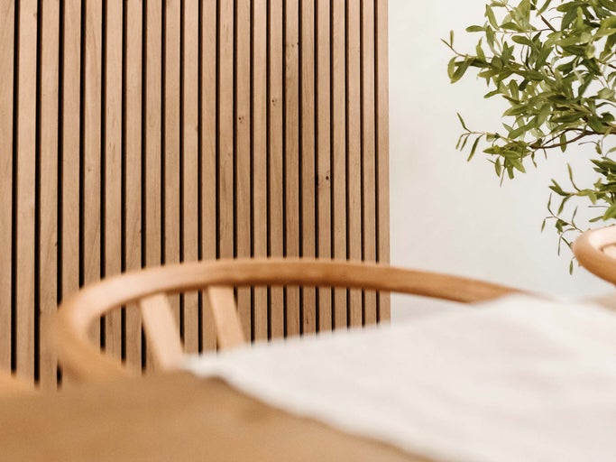 Houten lambrisering met decoratie en een stoel