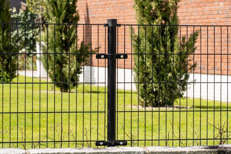 Dubbelstaafmat hek met hekpalen in de tuin