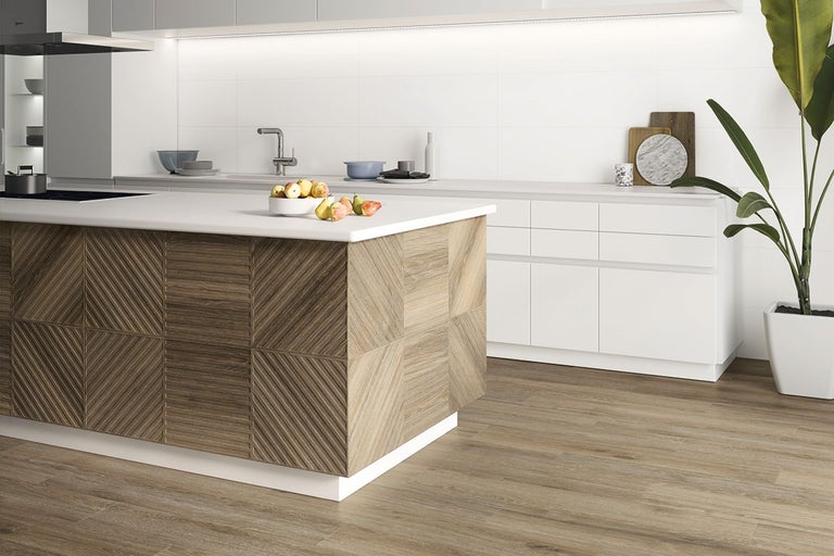 Moderne keuken met kookeiland, witte fronten en houten vloertegels