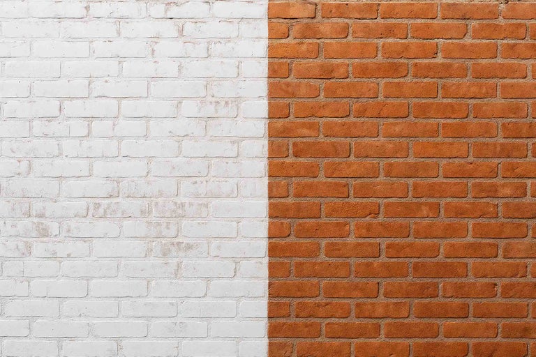 Bakstenen muur met witte en bruine bakstenen