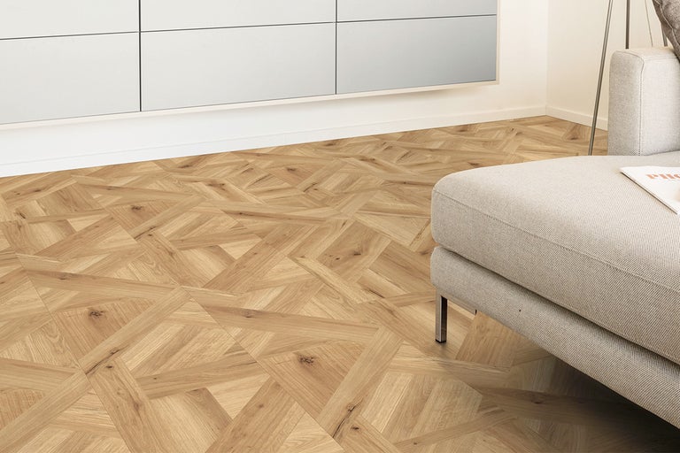 Houten vloer gelegd in een geometrisch patroon