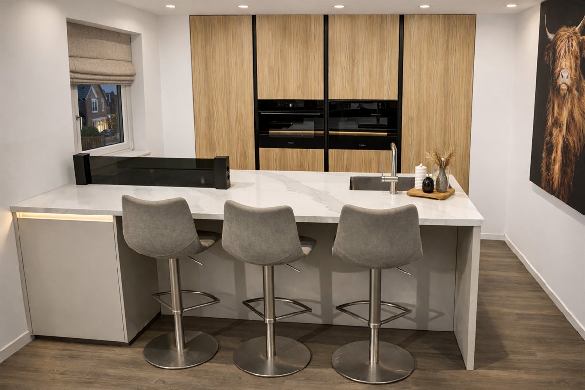 Moderne keuken met kookeiland, barkrukken en inbouwapparatuur