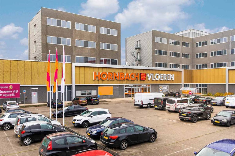 Buitenaanzicht van een Hornbach-bouwmarkt met parkeerplaats.