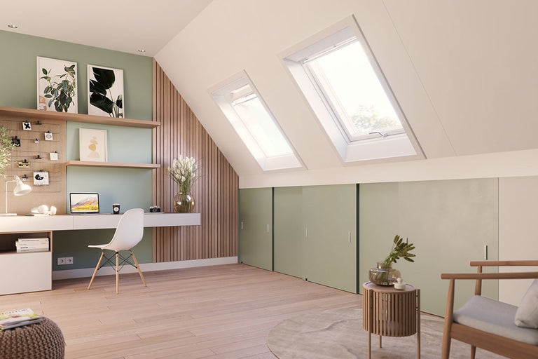 Lichte zolderkamer met dakramen, bureau en schuifdeurkast